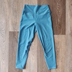 Womenxs YPB Leggings Size M Short